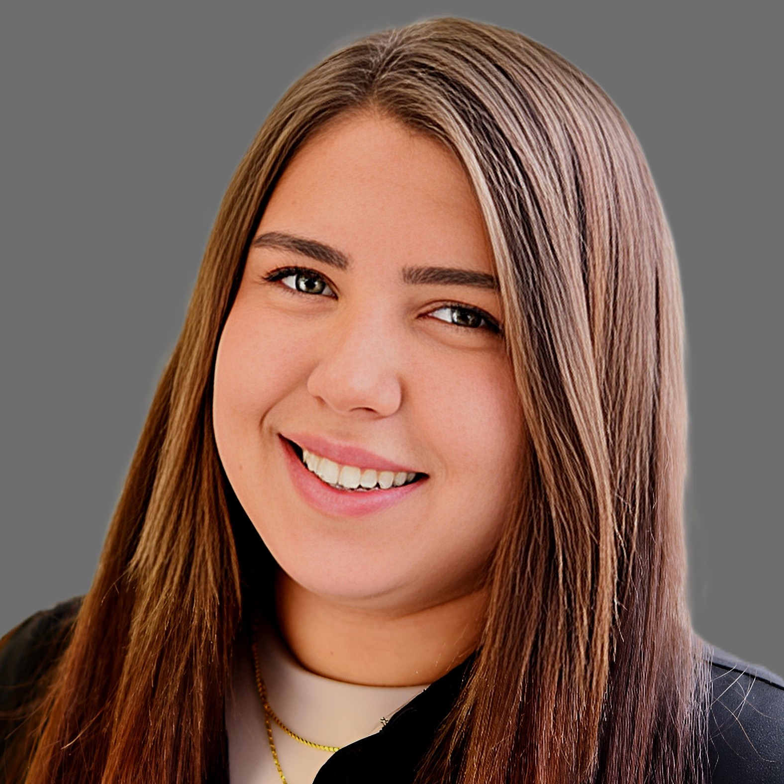 Steuerberatung-Contax.de-Seval-Samanci-Auszubildende-Kauffrau-Büromanagement-grau